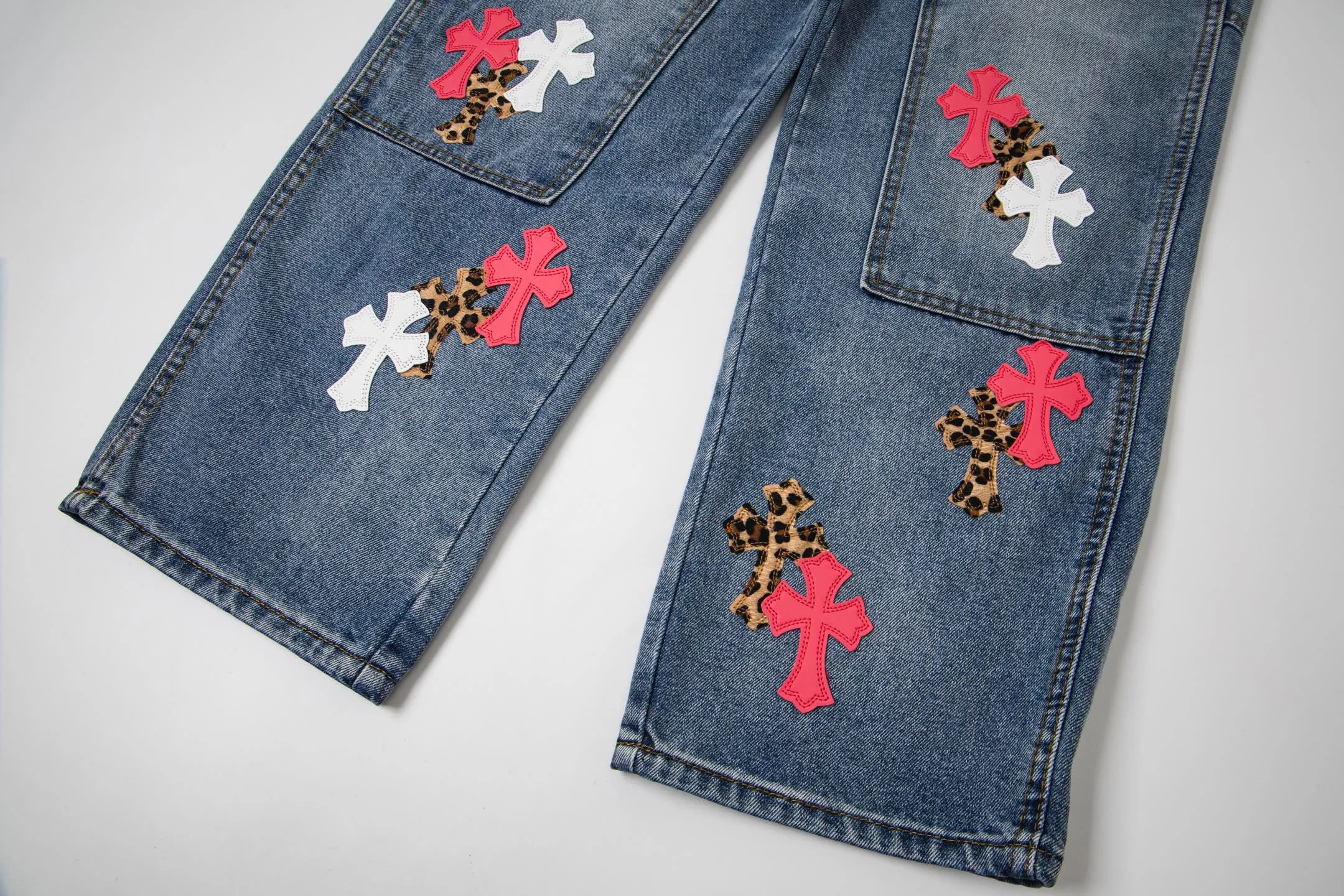 P280 💰 (Top version) Chrome Hearts CH Chrome Hearts blue and white multi-color patchwork leather-splashed denim American work trousers, full set of hardware molding, hand-made tassels on the hem, frayed and destroyed design, white genuine leather and then patching, genuine Levi's jeans base plate, disassembled and spliced, heavy washed, stylish and handsome upper body, very clear brand recognition, very highlighting the overall sense of style A pair of pants with impeccable overall craftsmanship. Same style for men and women. Color: blue. Size: 28-30-32-34-36 (corresponds to S-M-L-XL-XXL)